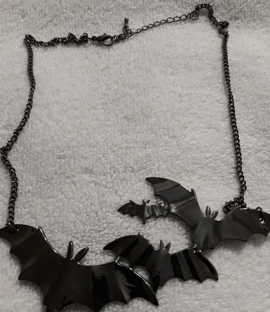 FLYING BATS NECKLACE Black Acrylic Pendant Bat 2 - Picture 3 of 7